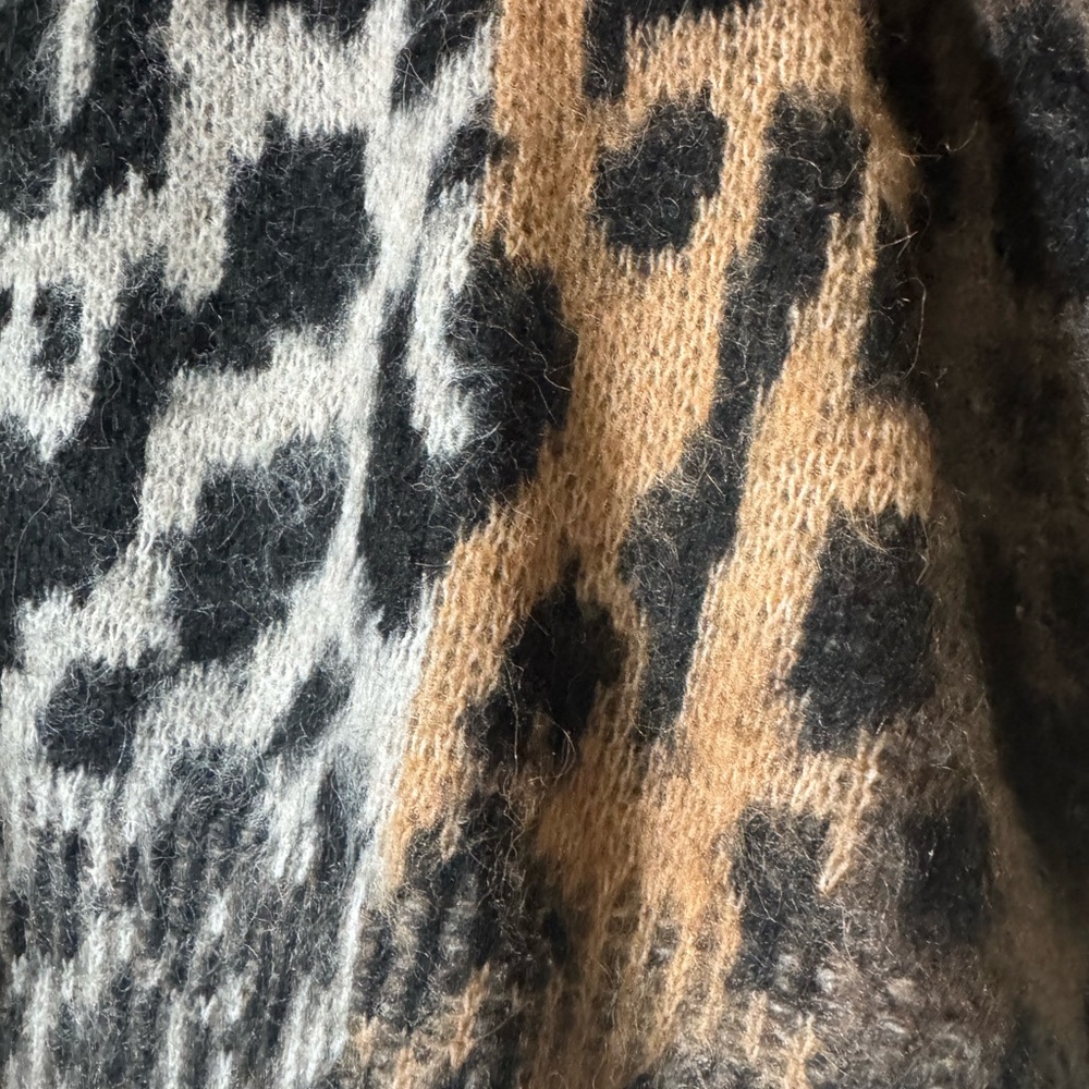 Cheetah sweater perfect for the spring. Open bottom w side slits. Cozy Sz S&M - Picture 3 of 5